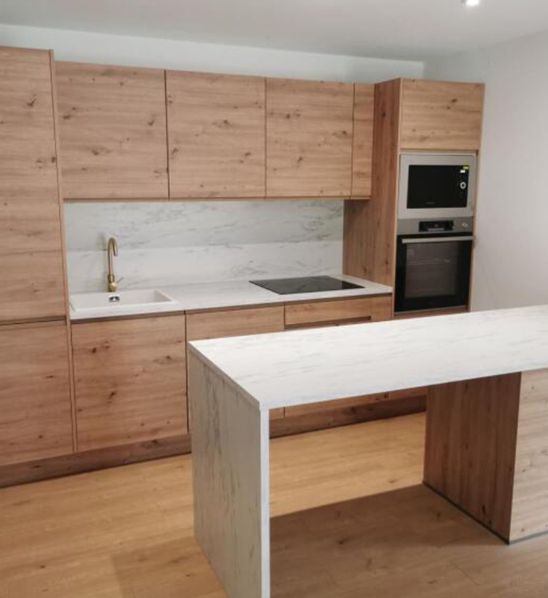 Cuisine linéaire pont bois sans poignée