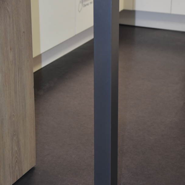 Pied carré inox pour plan de travail cuisine